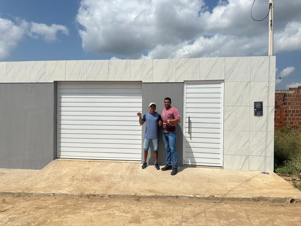 Família Silva recebendo a chave da casa