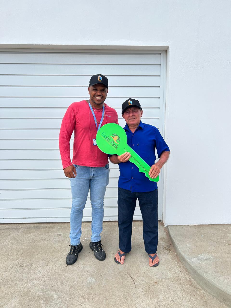 Cliente feliz recebendo as chaves