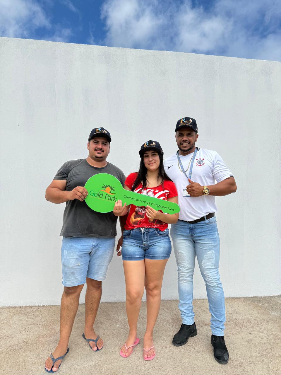 Casal jovem com chaves do imóvel financiado