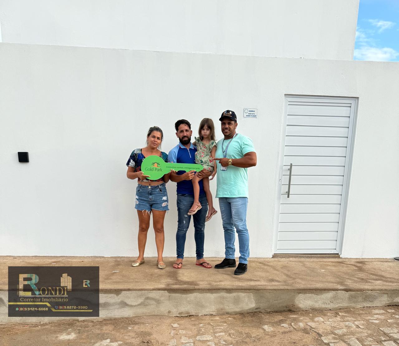 Casal recebendo chaves do imóvel regularizado