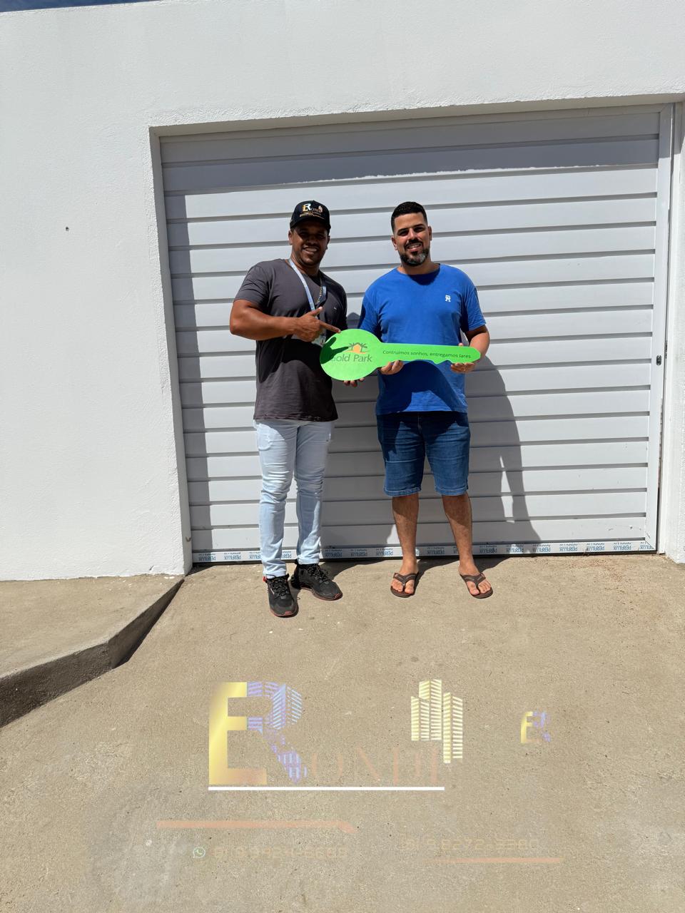 Cliente segurando as chaves do apartamento