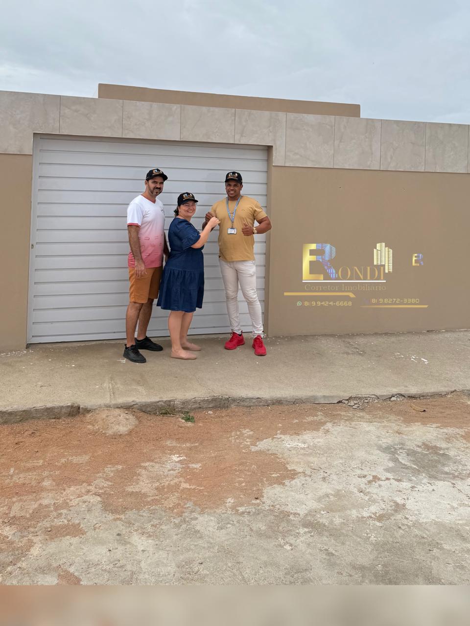 Cliente segurando as chaves do apartamento