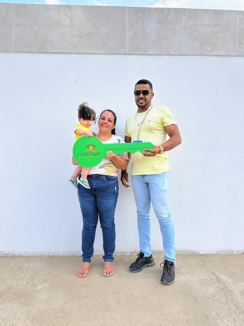 Casal Maria e Pedro com a chave do apartamento