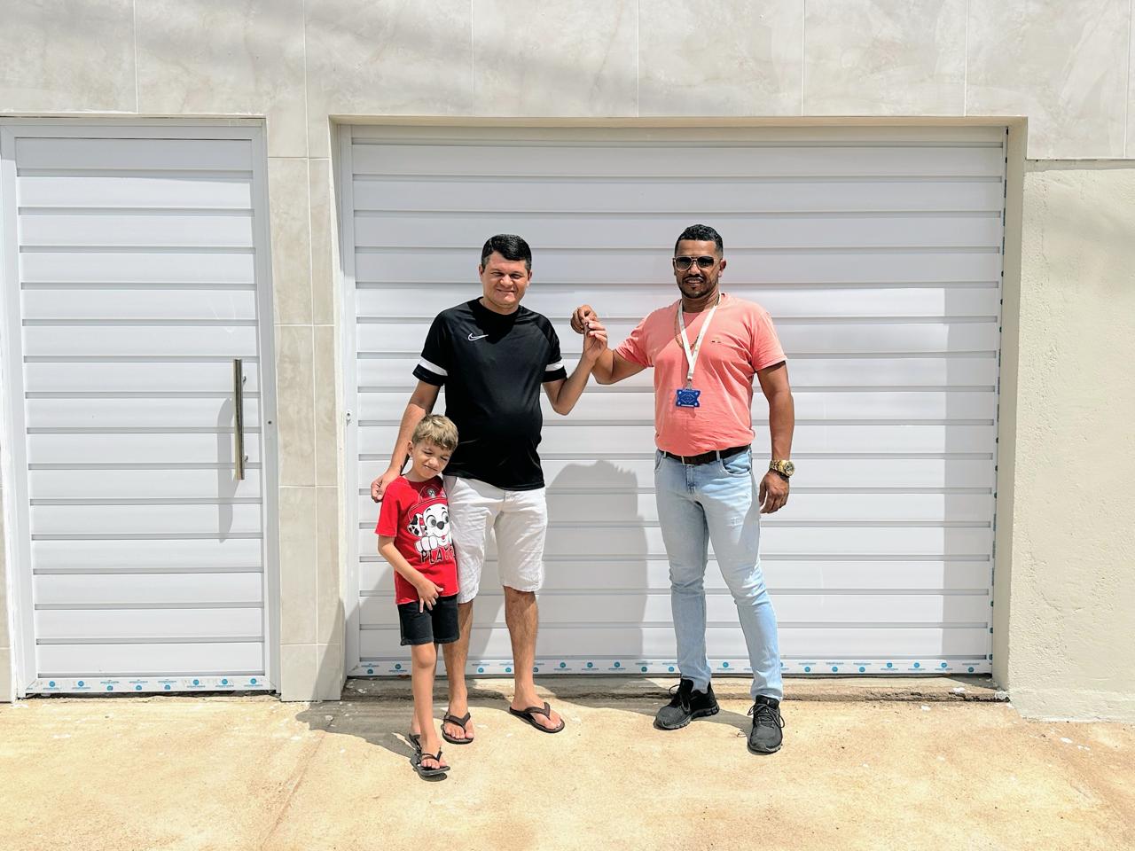 Cliente recebendo imóvel financiado pela Caixa