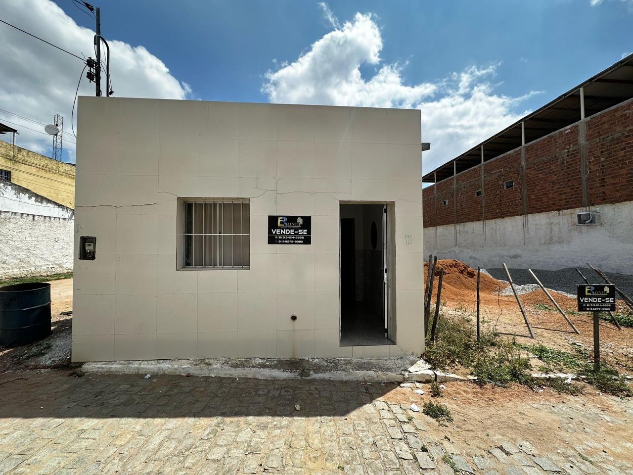 Fachada frontal da casa à venda no Centro de Riacho das Almas